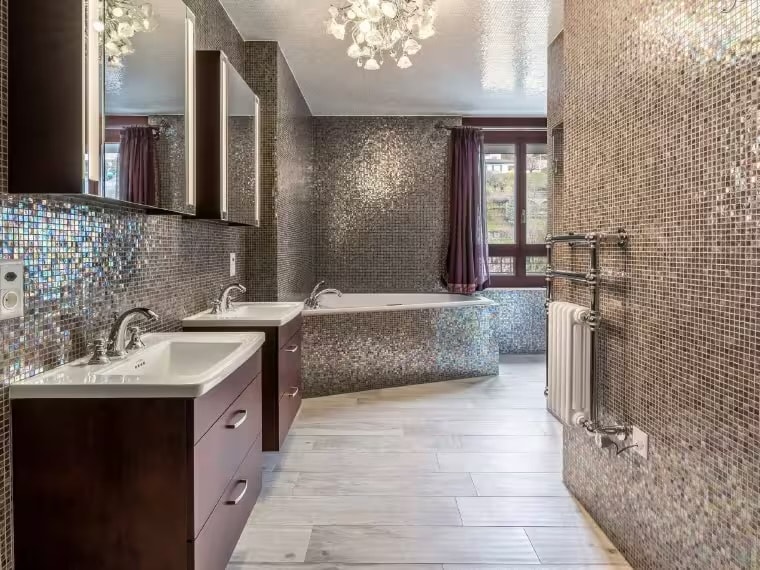 Bathroom with Jacuzzi, hammam and silver mosaic finishes