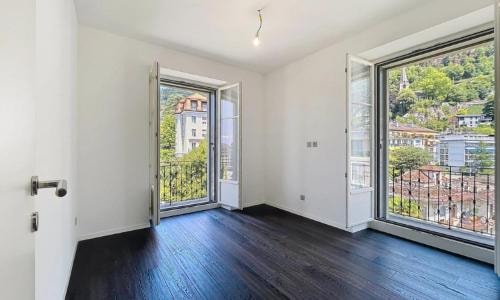 Bedroom with lake views, Le National Montreux