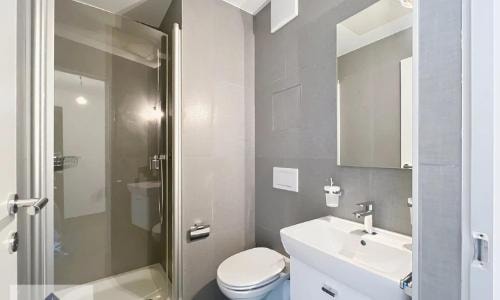 Shower room with glass enclosure, Le National Montreux