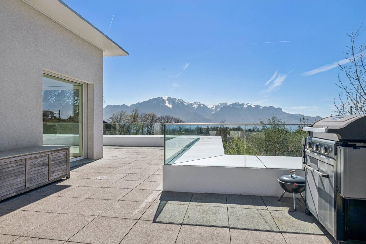 123 m² panoramic terrace with Lake Geneva and Alpine views, south-west orientation