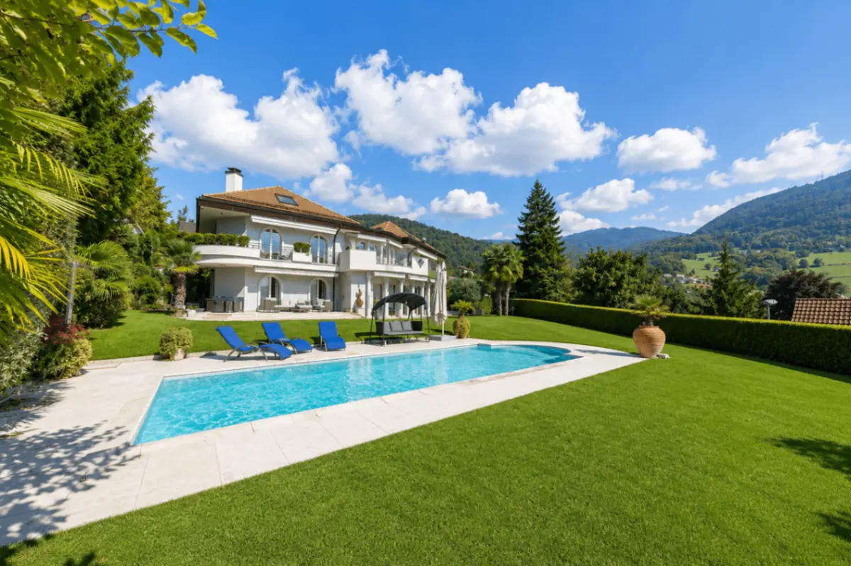 Classic Family Villa with Lake View — Swiss Riviera