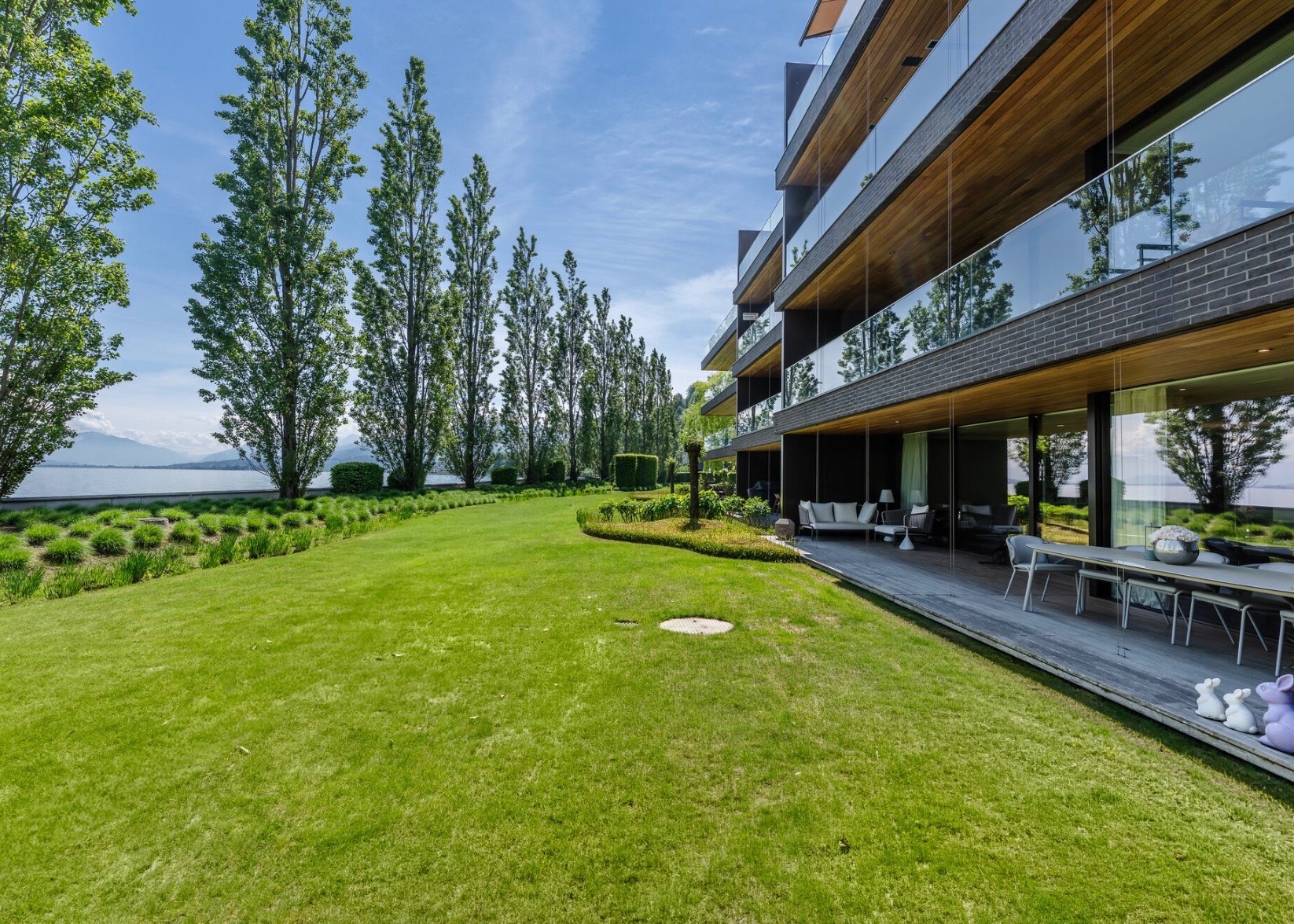Lakefront Garden Residence on Lake Zurich